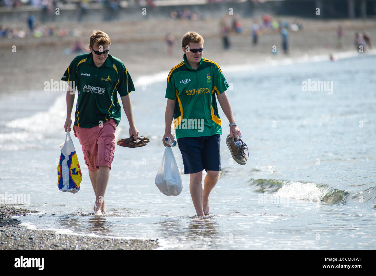 Aberystwyth Wales UK, Samstag, 8. September 2012 Menschen genießen das warme sonnige Wetter am Strand und im Meer in diesem West wales Badeort auf einem September Samstag Nachmittag.  Nach dem feuchtesten Sommer in Großbritannien seit Jahrzehnten kommt das warme trockene Wetter Mitte September als willkommene Entschädigung Foto. Bildnachweis: Keith Morris / Alamy Live News Stockfoto