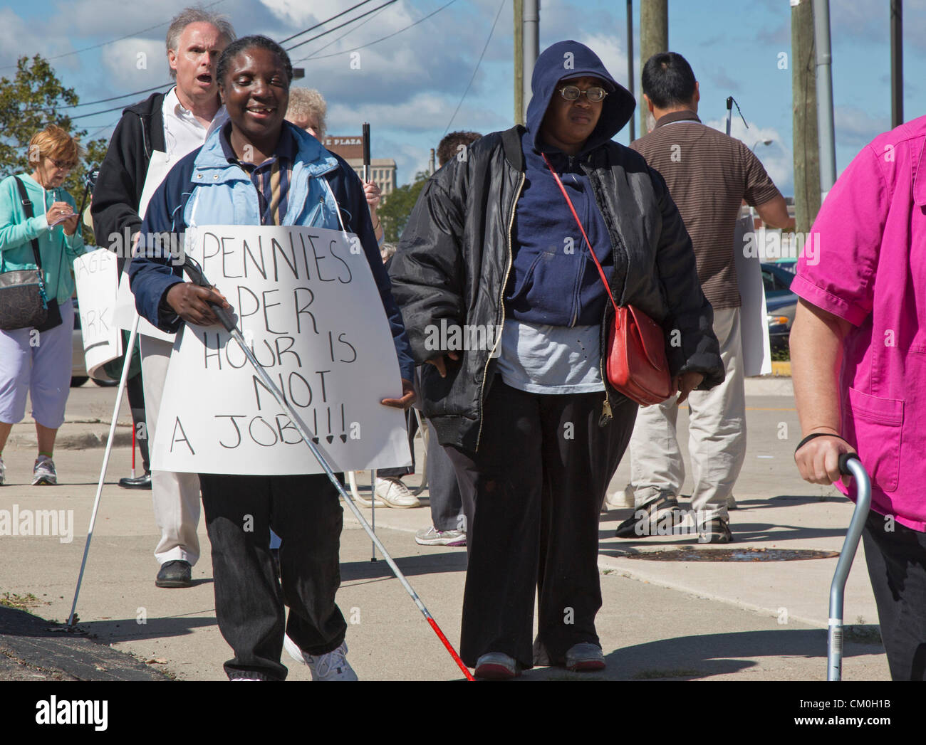 Dearborn, Michigan - Mitglieder von der National Federation of the Blind Streikposten einem Sparsamkeitspeicher Goodwill Industries protestieren Goodwill der Praxis der Subminimum Lohnzahlungen an einigen Standorten für Menschen mit Behinderungen. Der Verband sagt, dass eine Lücke in der Gesetzgebung der Bundesrepublik Mindestlohn hat die gemeinnützige Organisation Arbeitnehmer weniger als 22 Cent pro Stunde Zahlen erlaubt. Stockfoto