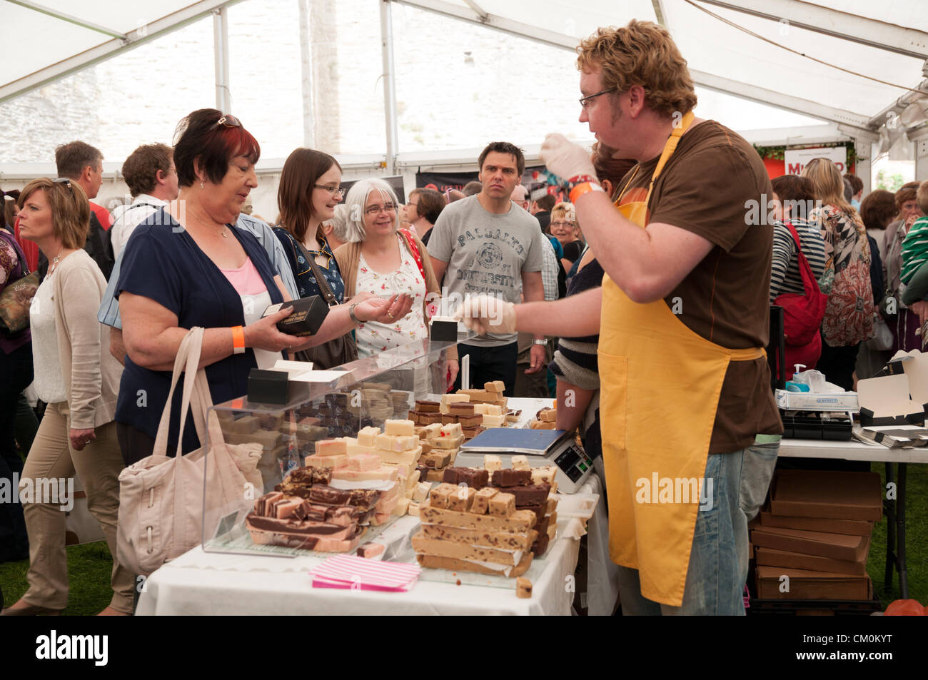 Der ultimative Fudge Outlet Stall präsentiert ihre Produkte den Besuchern Ludlow Food Festival, Ludlow UK, 8. September 2012.  Ludlow Food Festival ist eine jährliche Veranstaltung, die die Bereiche Kleinerzeuger Essen und Trinken fördert und findet auf dem Gelände des Ludlow Castle. Stockfoto