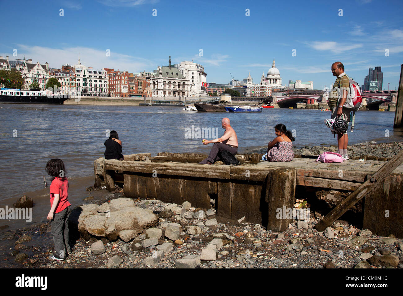 London, UK. 8. September 2012. Menschen versammeln sich am Sandstrand Ufer der Themse, wie die Küste in der Stadt. Des Bürgermeisters Thames Festival ist Londons größte Outdoor-Kunstfestival und eines der spektakulärsten Events des Jahres. Es ist ein fest von London und die Themse, Stockfoto