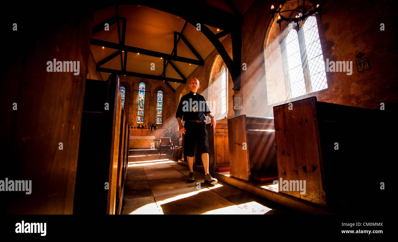 Bald thront Bischof von Chichester Martin Warner fand gestern auf zwei Rädern, lokale Kirchen als Teil der "Ride & Stride" Veranstaltung helfen, Gelder für die Pflege der historischen Gebäude in Sussex zu besuchen. Die Veranstaltung hat keine feste Route und ermutigt die Besucher zu suchen und entdecken die Kirchen. Stockfoto