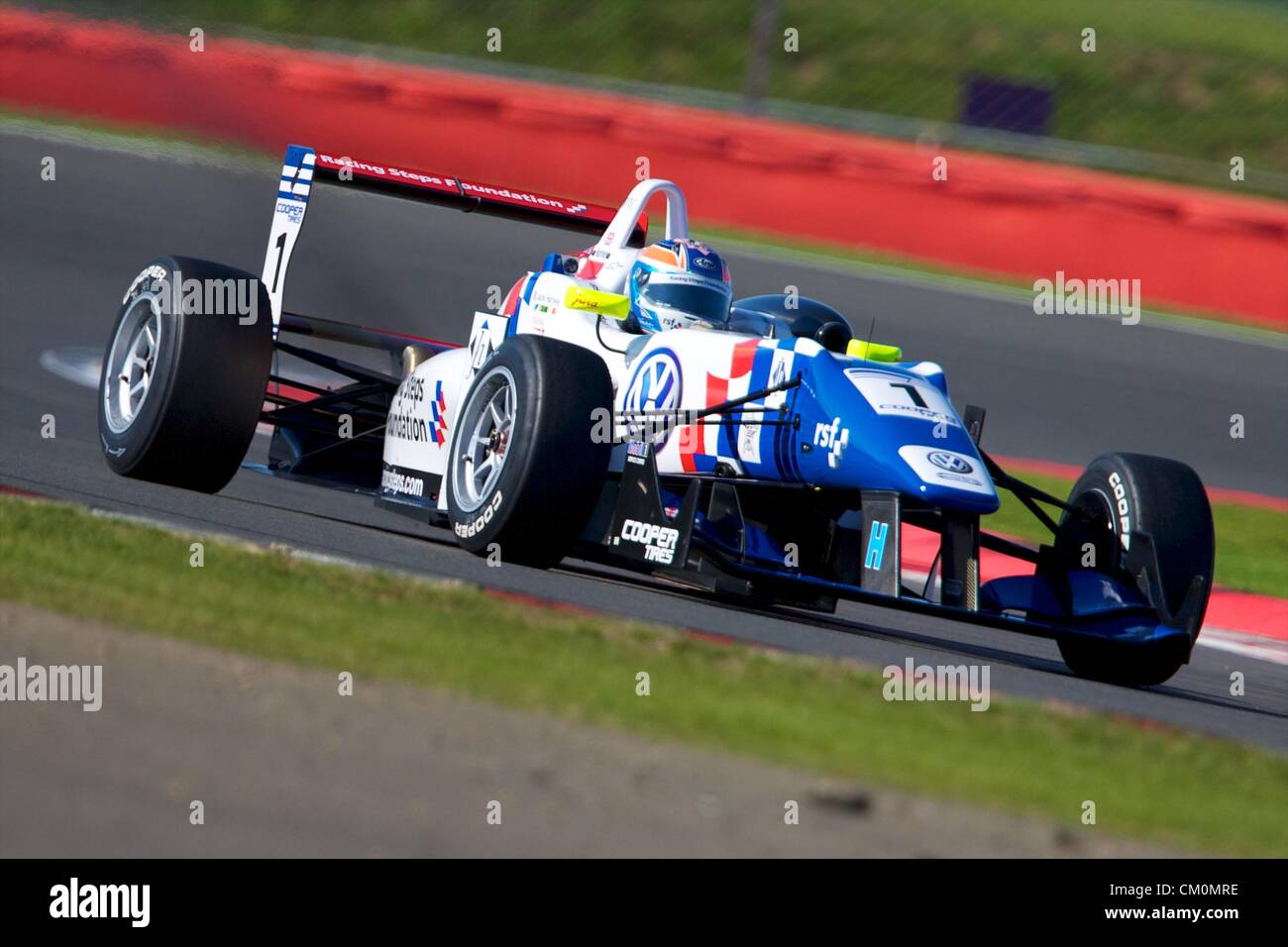 09.09.2012 Silverstone, England. Englische Fahrer Jack Harvey in seinem Carlin Dallara Volkswagen in Aktion während der Cooper Reifen britische Formel 3 International Series-Rennen auf dem Grand Prix von Silverstone Circuit. Stockfoto