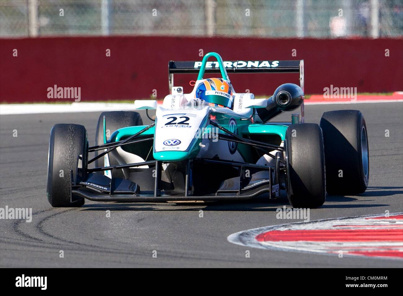 09.09.2012 Silverstone, England. Malaysische Fahrer Jazeman Jaafar in seinem Carlin Dallara Volkswagen in Aktion während der Cooper Reifen britische Formel 3 International Series-Rennen auf dem Grand Prix von Silverstone Circuit. Stockfoto