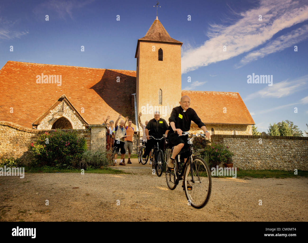 Bald thront Bischof von Chichester Martin Warner fand gestern auf zwei Rädern, lokale Kirchen als Teil der "Ride & Stride" Veranstaltung helfen, Gelder für die Pflege der historischen Gebäude in Sussex zu besuchen. Die Veranstaltung hat keine feste Route und ermutigt die Besucher zu suchen und entdecken die Kirchen. Stockfoto