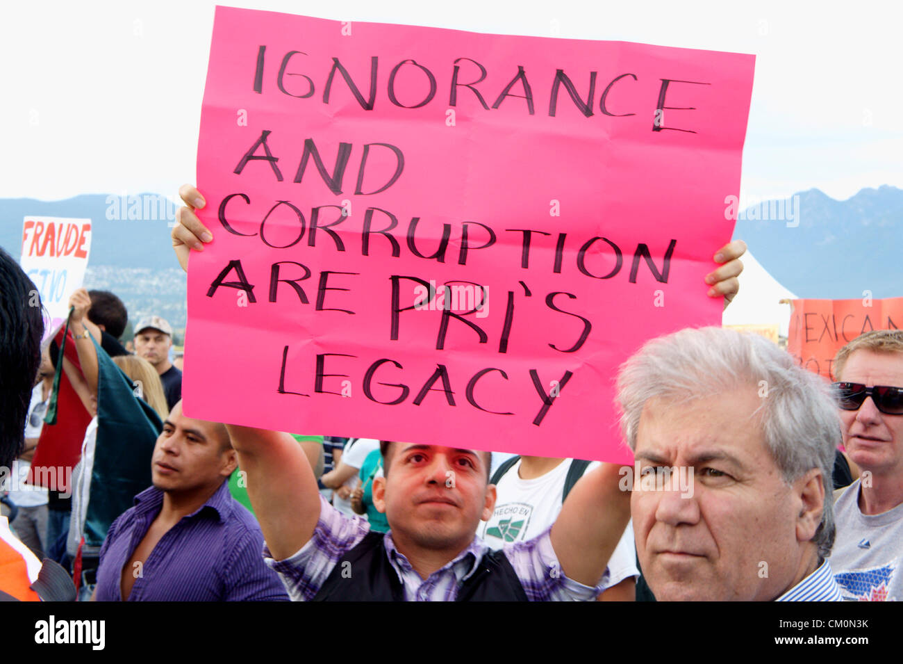 Politischen Demonstrant hält ein Schild an der mexikanischen Unabhängigkeitstag Mexiko Fest feiern in Vancouver, British Columbia, Kanada... Stockfoto