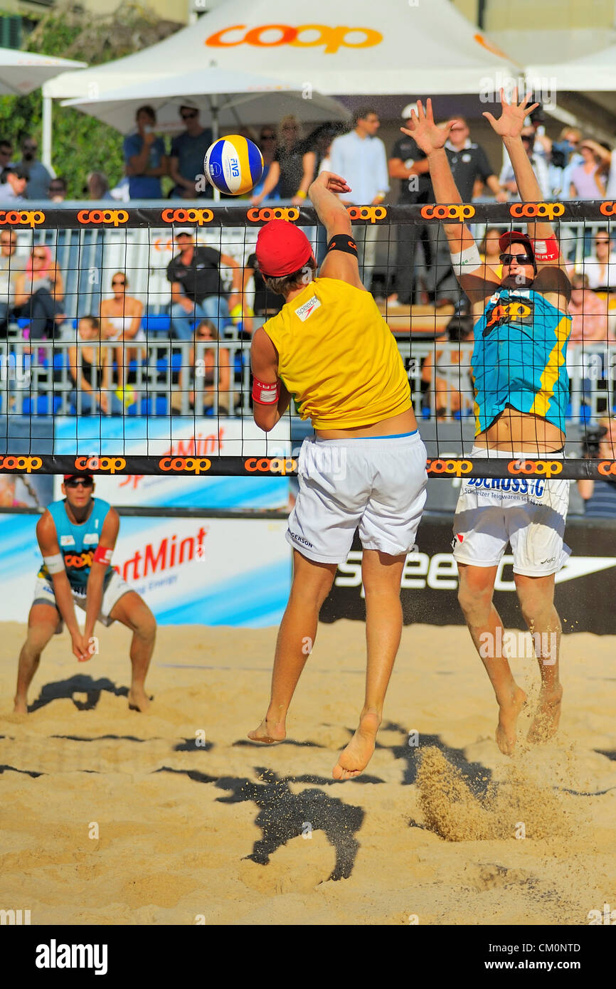 Mirco Gerson (vorne Mitte), Andy Sutter (hinten links), Roman Sutter  (hinten rechts). Das Team Gabathuler-Gerson gewinnt das kleine Finale (für  den 3. Platz) vs. Team Sutter-Sutter am Swiss Beach Volleyball Championchip  (Coop