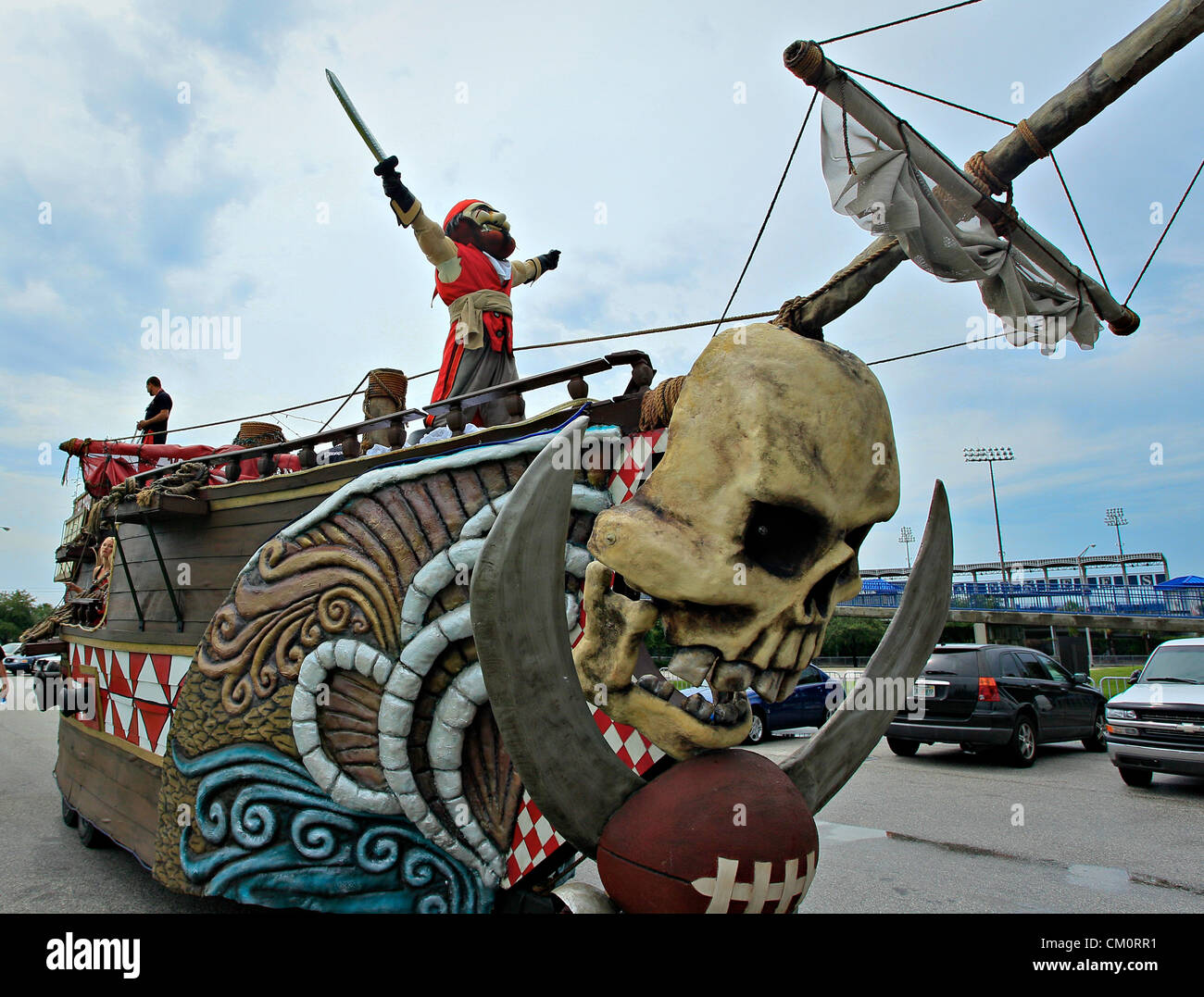 9. September 2012 - Florida, USA - Kapitän Angst und seine Krewe Segeln die Parkplätze mit dem Team Gasparilla Schwimmer während einer neuen pregame Feier für Fans. Preise Funktionen: Die Tampa Bay Buccaneers spielen die Carolina Panthers im Raymond James Stadium am Sonntag. (Kredit-Bild: © Daniel Wallace/Tampa Bay Times/ZUMAPRESS.com) Stockfoto