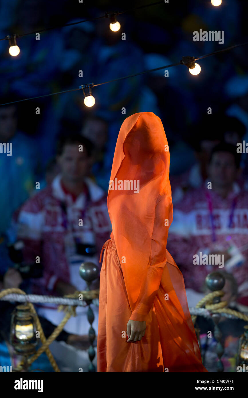 Pop-Sängerin Rihanna führt auf der Bühne bei der Abschlussfeier der Paralympischen Spiele 2012 in London Stockfoto