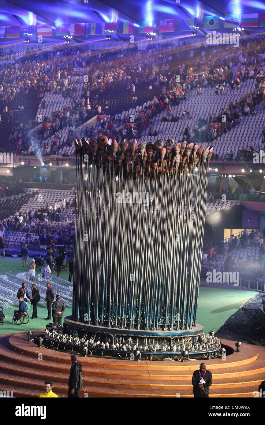 Erloschener Olympic Kessel im Olympiastadion am Ende an der Abschlussfeier der Paralympischen Spiele 2012 in London Stockfoto