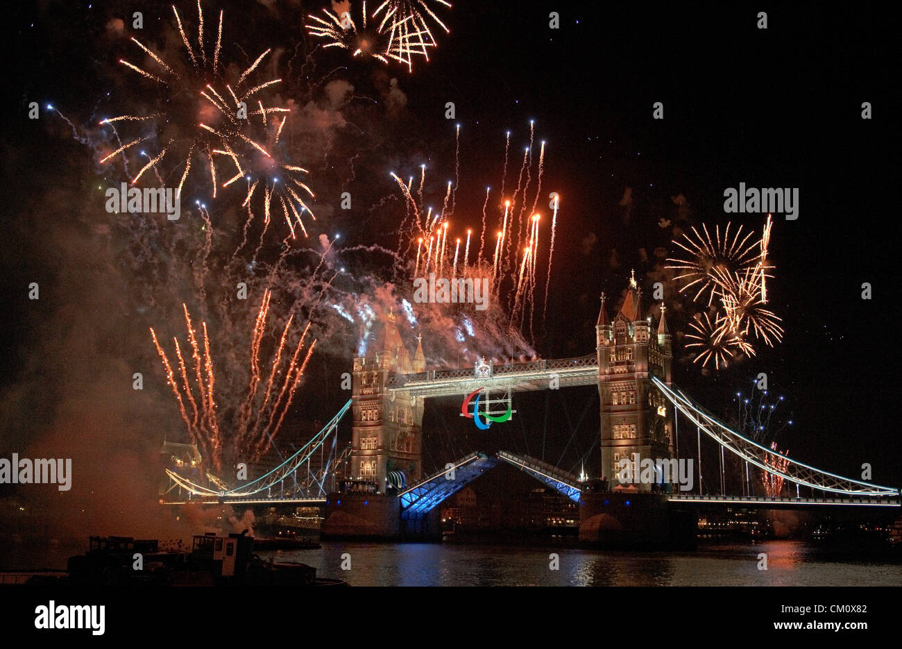 London, UK Sonntag, 9. September 2012. Feuerwerk explodieren nahe Tower Bridge in der City of London, wo die "Agitos" Paralympischen Symbole auf Show seit Beginn der Paralympischen Spiele gewesen. Stockfoto