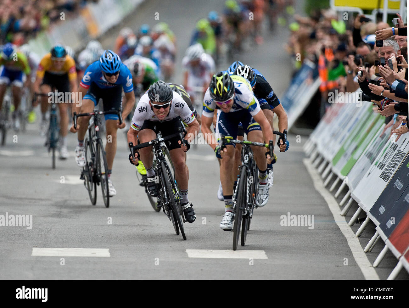 Knowsley, Vereinigtes Königreich. 10. September 2012. Mark Cavendish vom Team Sky ist Linie Ziellinie von Australiens Leigh Howard auf der Bühne zwei der Tour of Britain aus Nottingham, Knowsley geschlagen. Bildnachweis: Aktion Plus Sportbilder / Alamy Live News Stockfoto