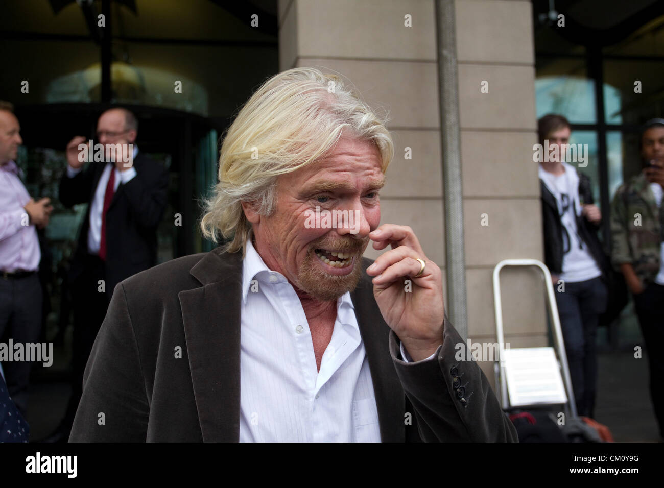Sir Richard Branson, Vorsitzender der Virgin Group verlassen Portcullis House nach durch Transport Select Committee über die West Coast Main Line Franchise in Frage gestellt. Stockfoto