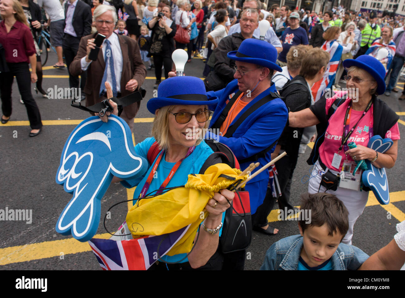 London, 10. September 2012. Olympia-Fans verlässt die Athleten Parade in der City of London. Am Tag nach dem Ende der Paralympics London 2012, Tausende von Zuschauern gesäumten Straßen der Hauptstadt zu Ehren von 800 TeamGBs Athleten und Paralympioniken. Großbritanniens goldene Generation von Sportlern wiederum sagte Dankeschön an seine Olympische Anhänger, als Hommage an London und einem breiteren Großbritannien bis zu 1 Million Menschen säumten die Straßen, feiern die "größte jemals" sportliche Sommer- und die größte sportliche Feier jemals in Großbritannien werden in Rechnung gestellt. Stockfoto