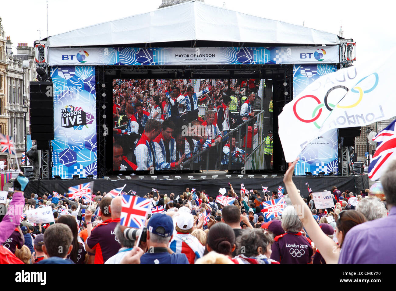 10. September 2012. Zuschauer beobachten Olympischen und Paralympischen Parade Sendung live auf einem großen Bildschirm, Trafalgar Square, London UK Stockfoto