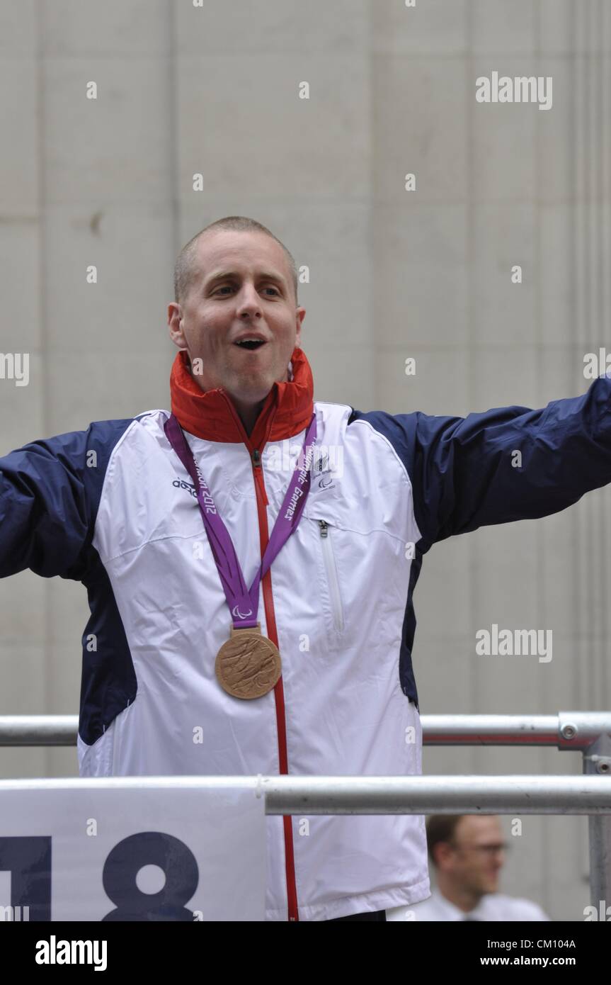 London, UK, Montag, 10. September 2012. TeamGB Athleten feiern Olympische und Paralympische in einer Prozession der hin-und Herbewegungen durch central London als Teil der London 2012 Team GB Athleten Siegesparade. Stockfoto