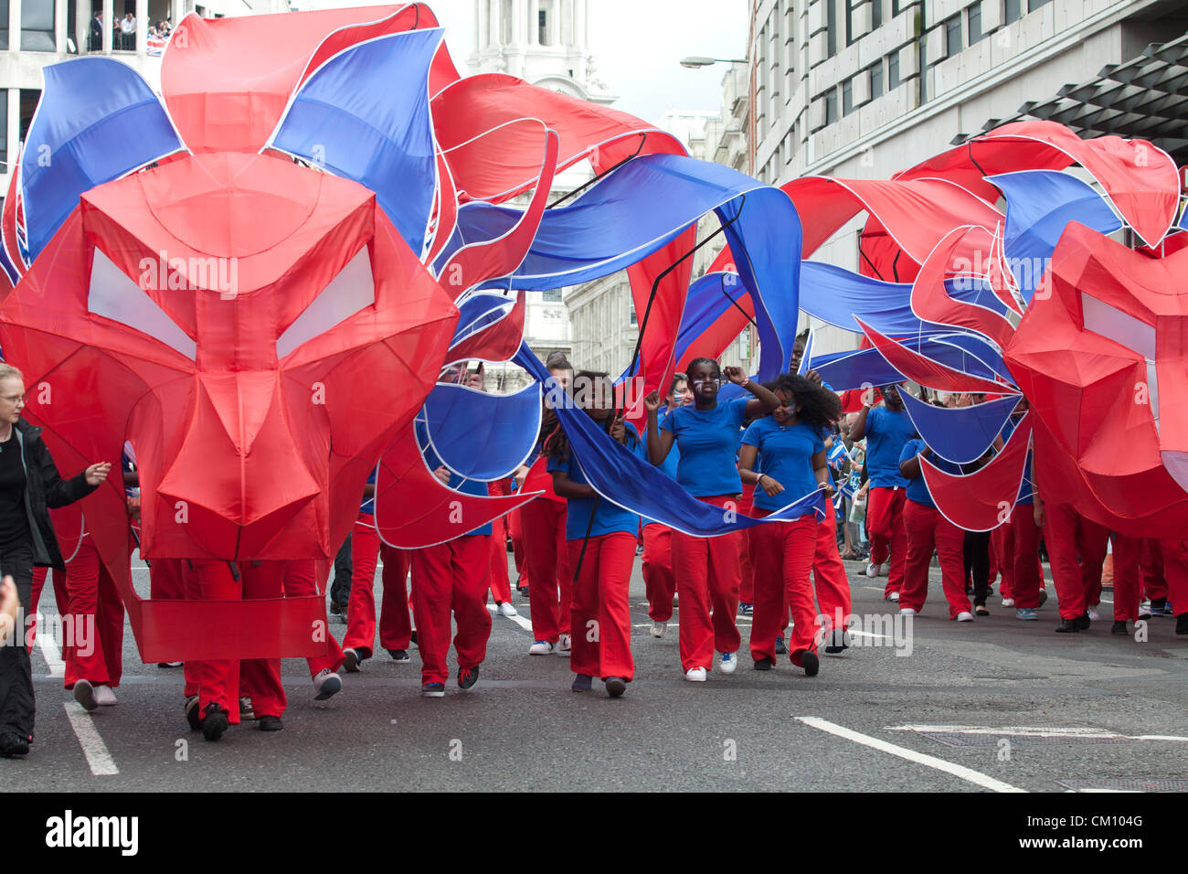 10. September 2012. London UK. Tausende von Zuschauern säumen die Straßen von London zu feiern Sie die Erfolge der Olympischen und Paralympischen Athleten vom Team GB Stockfoto