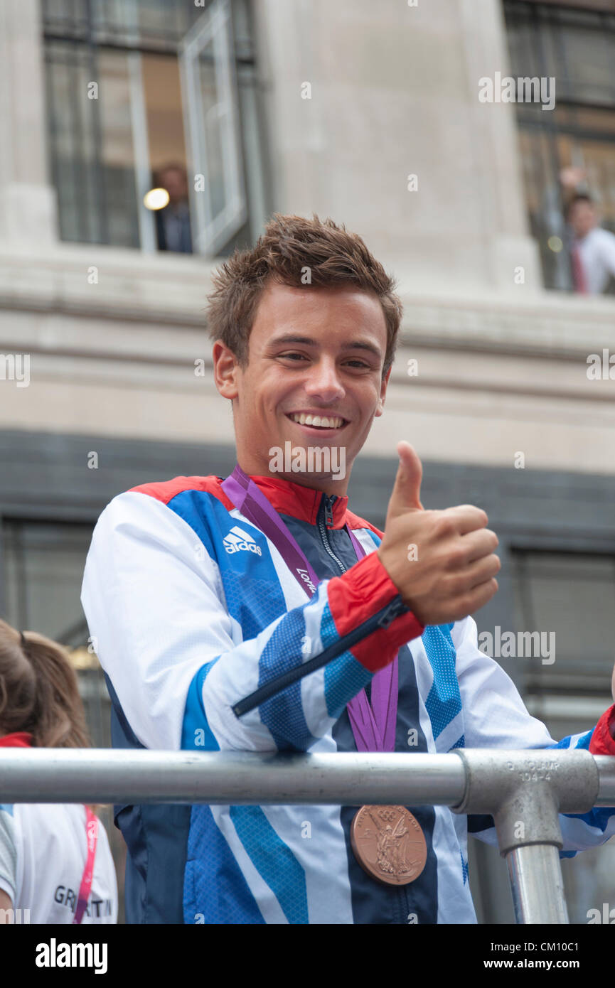 Taucher Tom Daley gibt die Daumen an der Team GB Parade London 10. September 2012.  Tausende von Menschen besuchte die Feierlichkeiten in Partystimmung, wie 21 offene Spitzenfahrzeuge Sportler durch die Stadt getragen. Stockfoto
