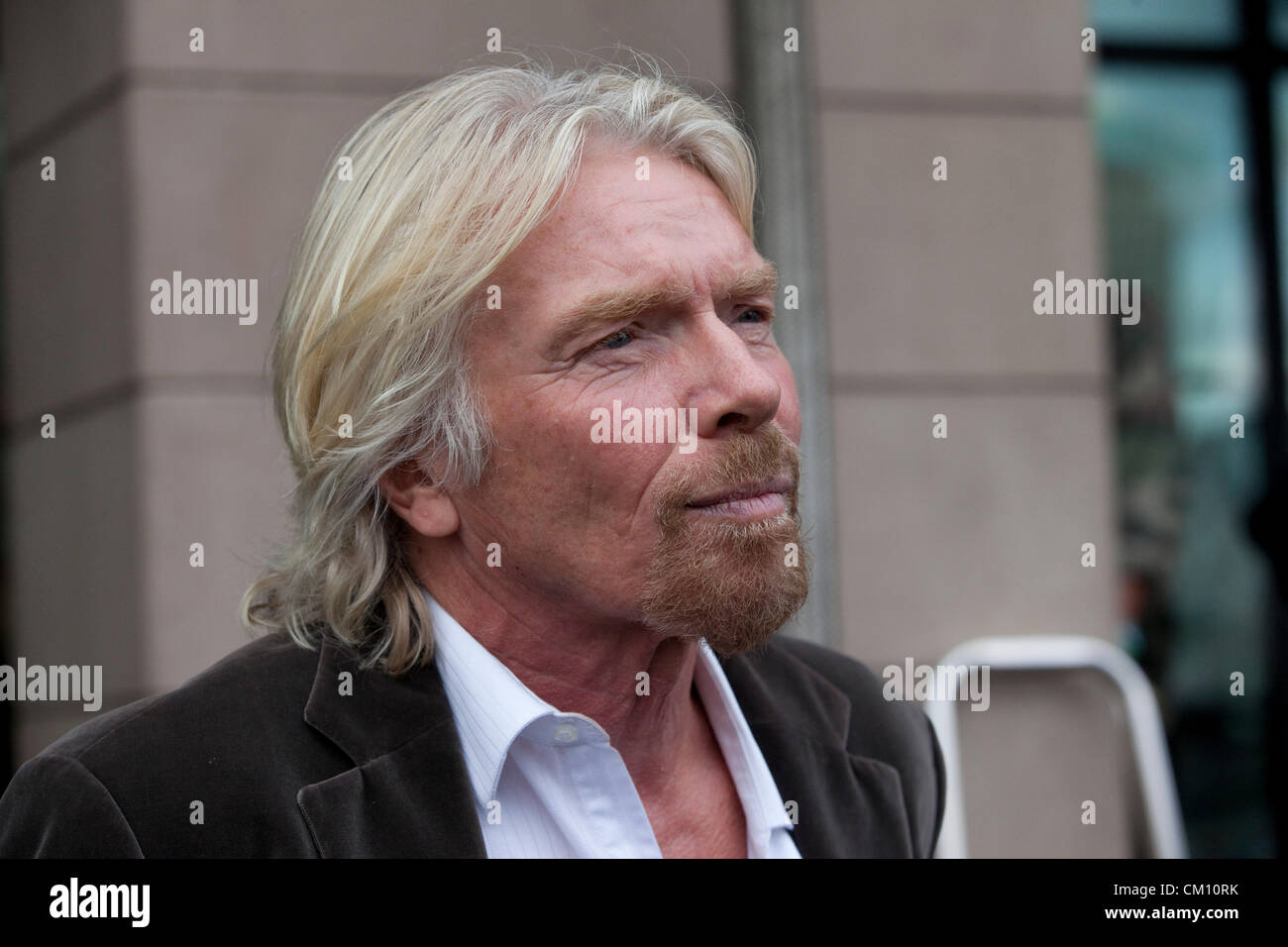 Sir Richard Branson, Vorsitzender der Virgin Group verlassen Portcullis House nach durch Transport Select Committee über die West Coast Main Line Franchise in Frage gestellt. Stockfoto