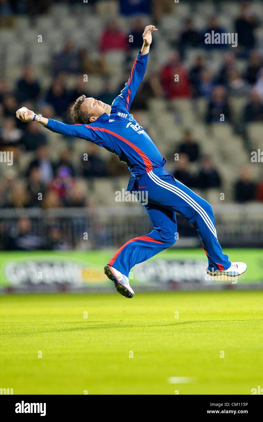 10.09.2012 Manchester, England. England und Nottinghamshire Spieler Graeme Swann in Aktion während der NatWest International Twenty20 Cricket-Match zwischen England und Südafrika von Old Trafford zu fangen. Stockfoto