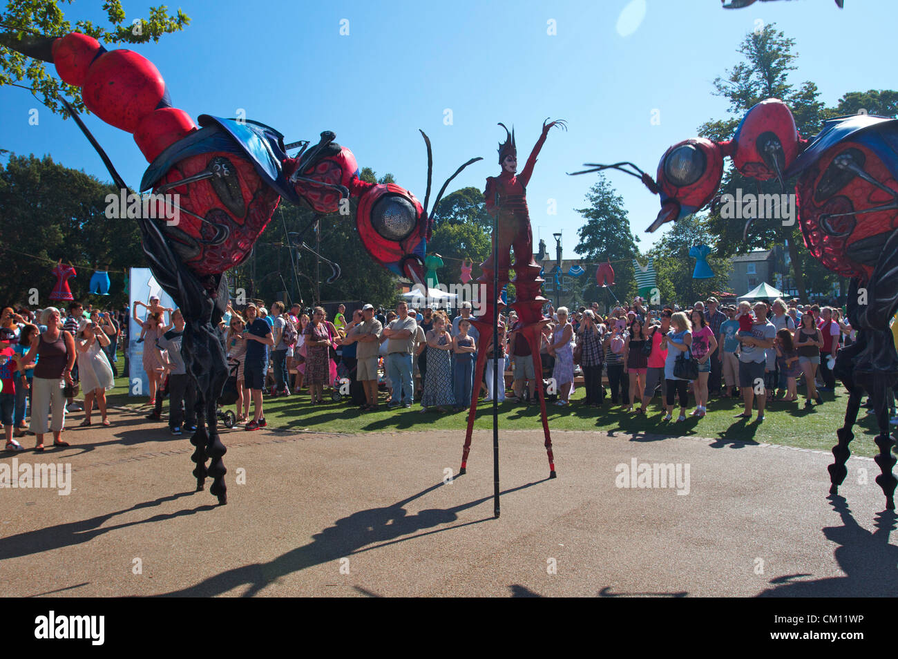 Riesenameisen auf dem großen Yarmouth-Festival. Holländische Street Arts Company, gigantische Pfahlwanderinsekten, Norfolk, Vereinigtes Königreich Stockfoto