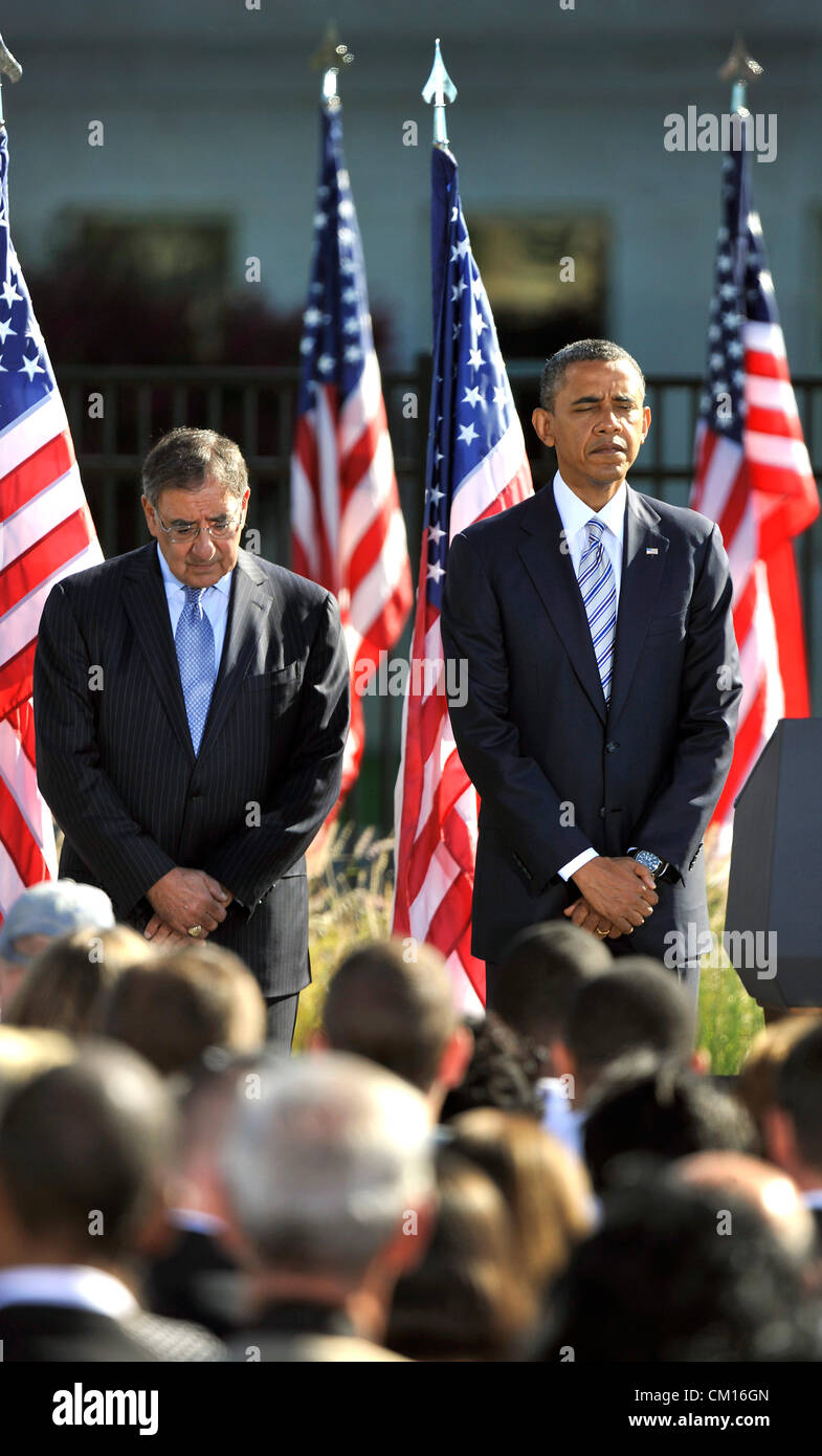 Präsident Barack Obama und US-Verteidigungsminister Leon Panetta beugen ihre Köpfe in einem Moment der Stille, wie sie Tribut getöteten in der 9/11 Terroranschläge auf das Pentagon Memorial vor elf Jahren 11. September 2012 im Pentagon City, VA zollen. Stockfoto