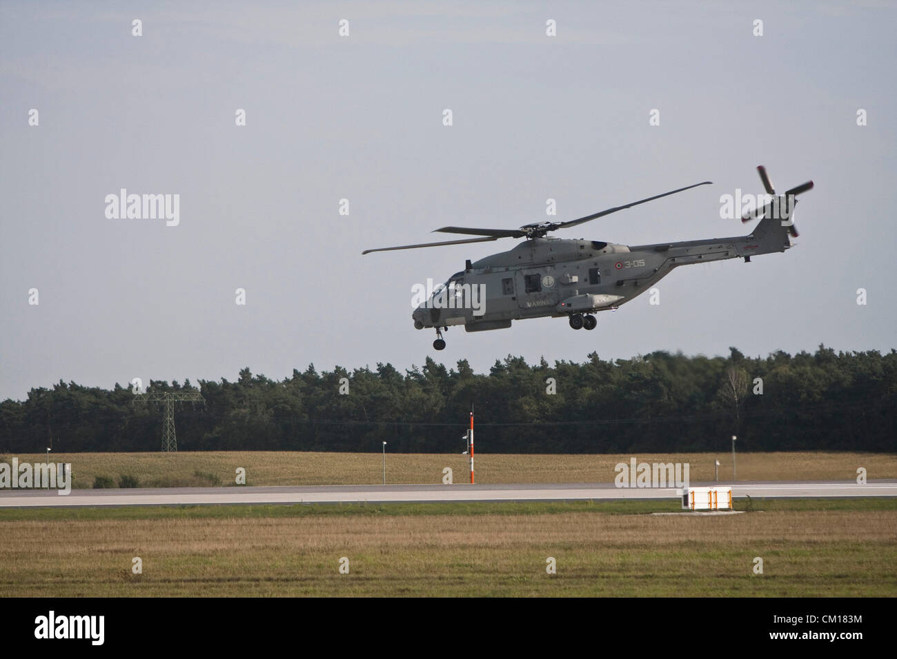 Berlin, Deutschland. 11. September 2012. Ein italienische Marine NH-Industries NH90-Hubschrauber hebt ab auf der Berlin Air Show in Berlin, Deutschland, Dienstag, 11. September 2012. Die ILA Berlin Air Show ist eine große europäische Luft-und Raumfahrtindustrie Expo mit Hunderten von Ausstellern aus über 70 Ländern; Es ist vom 11.-16. September geöffnet. Stockfoto