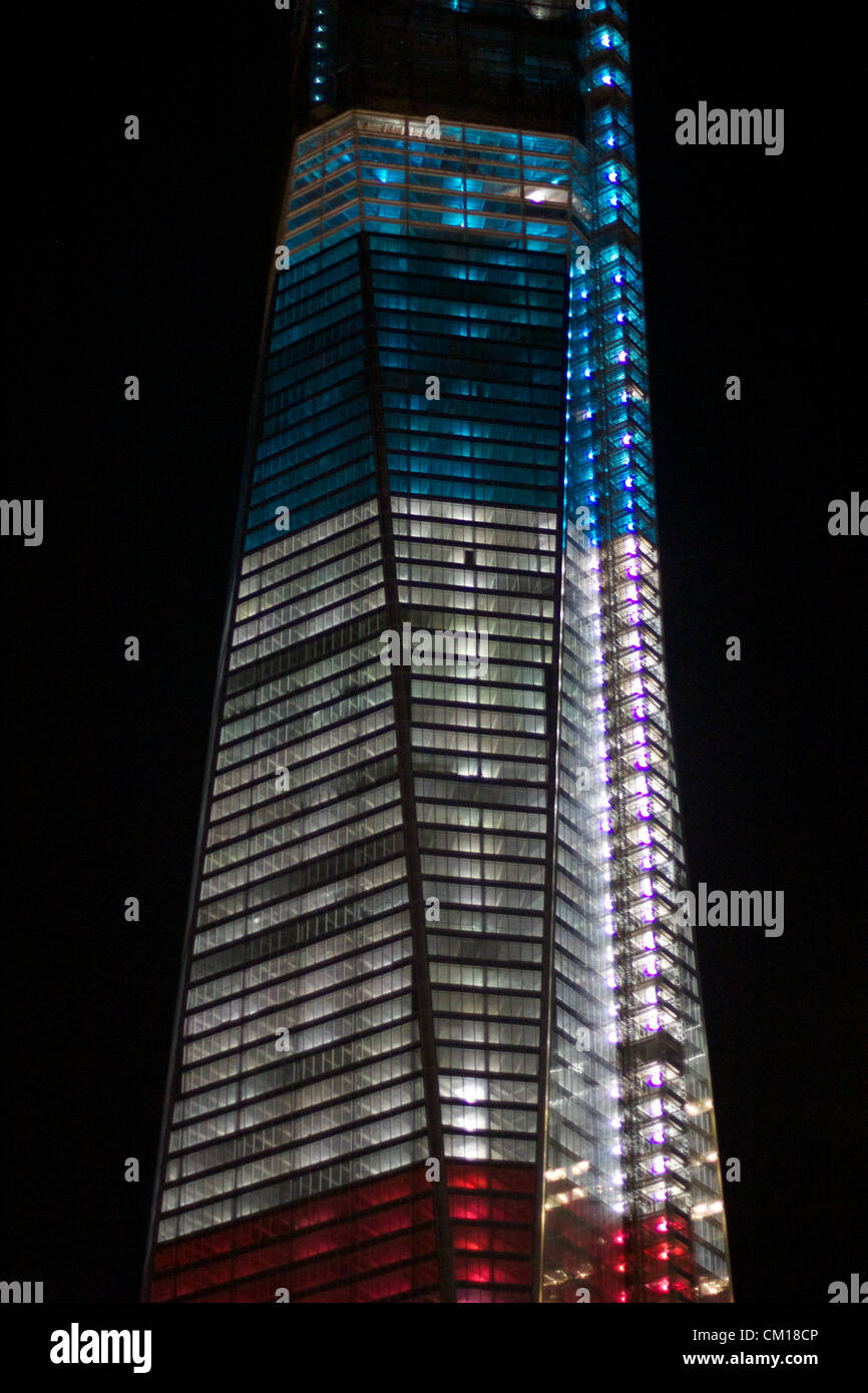 New York, NY - 11. September 2012: The World Trade Center Bau Website wie es leuchtet in rot, weiß und blau im Gedenken an den 9/11-Anschlägen 11 Jahre vor. Stockfoto