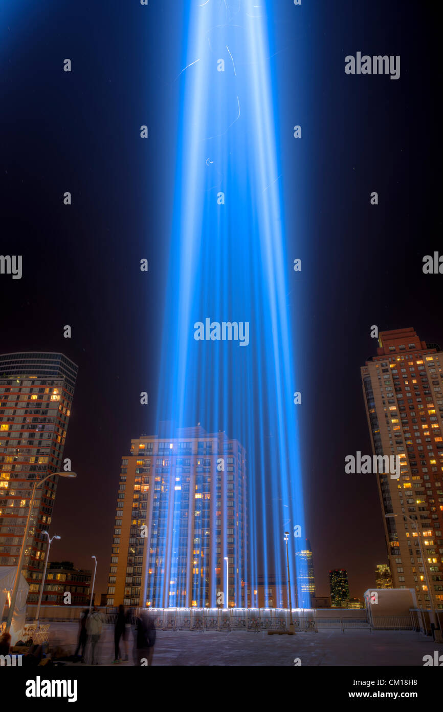 Einer der die Lichtstrahlen der Tribute in Light, eine jährliche Erinnerung an die Ereignisse des 11. September 2001, glänzt in den Nachthimmel in New York City. Stockfoto