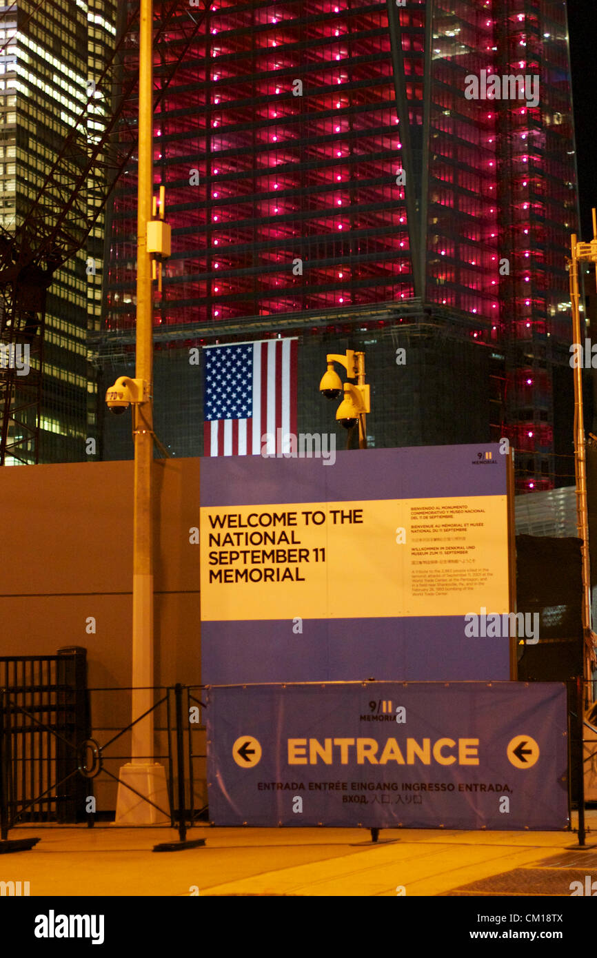 New York, NY - 11. September 2012: The World Trade Center Bau Website wie es leuchtet in rot, weiß und blau im Gedenken an den 9/11-Anschlägen 11 Jahre vor. Stockfoto