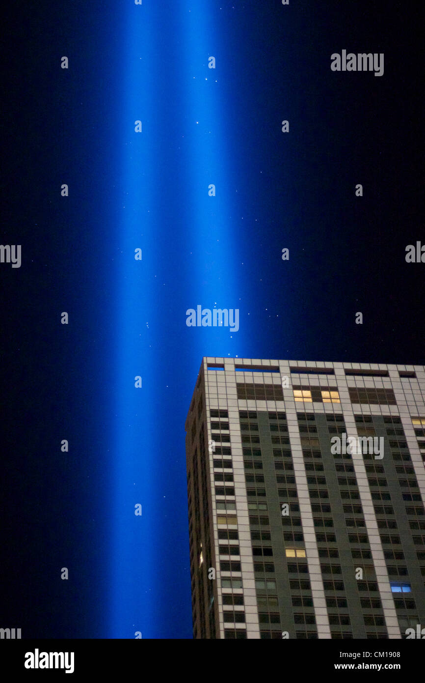 New York, NY - 11. September 2012: Die Doppelsäulen des Lichts von der Installation "Tribute in Light" Aufstieg in den Himmel über Manhattan im Gedenken an 9/11 Angriffe vor 11 Jahren. Stockfoto
