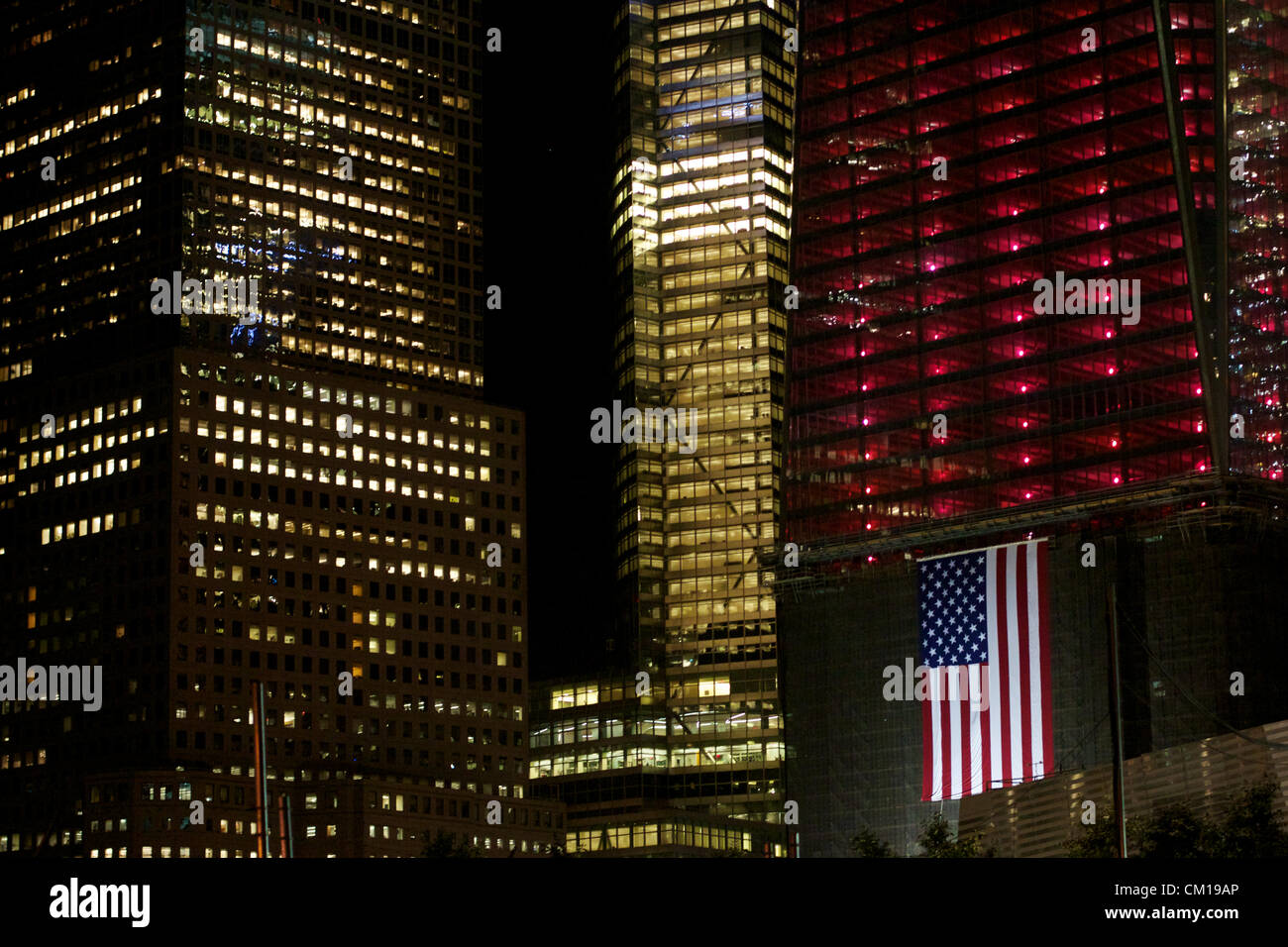 New York, NY - 11. September 2012: The World Trade Center Bau Website wie es leuchtet in rot, weiß und blau im Gedenken an den 9/11-Anschlägen 11 Jahre vor. Stockfoto
