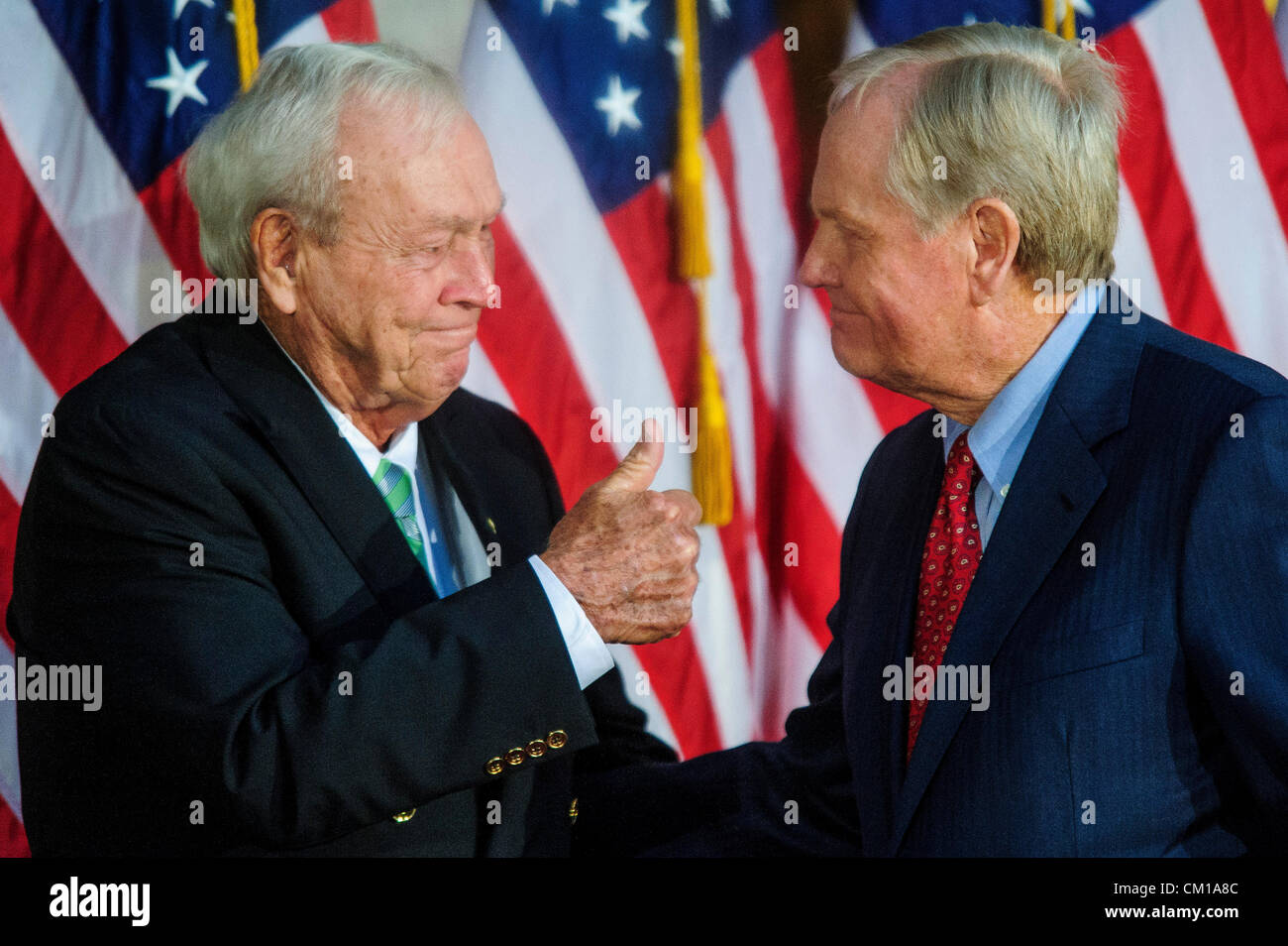 12. September 2012 gibt - US - Golf-Legende ARNOLD PALMER Kollegen Golflegende JACK NICKLAUS ein Daumen nach oben nach Nicklaus sprach bei einer Zeremonie auf dem Capitol Hill Mittwoch. Kongress der Vereinigten Staaten verliehen der Congressional Gold Medal, Palmer für seine Verdienste um das Spiel des Golfs und seine bürgerlichen Beiträge an die Nation. (Bild Kredit: Pete Marovich/ZUMAPRESS.com ©) Stockfoto