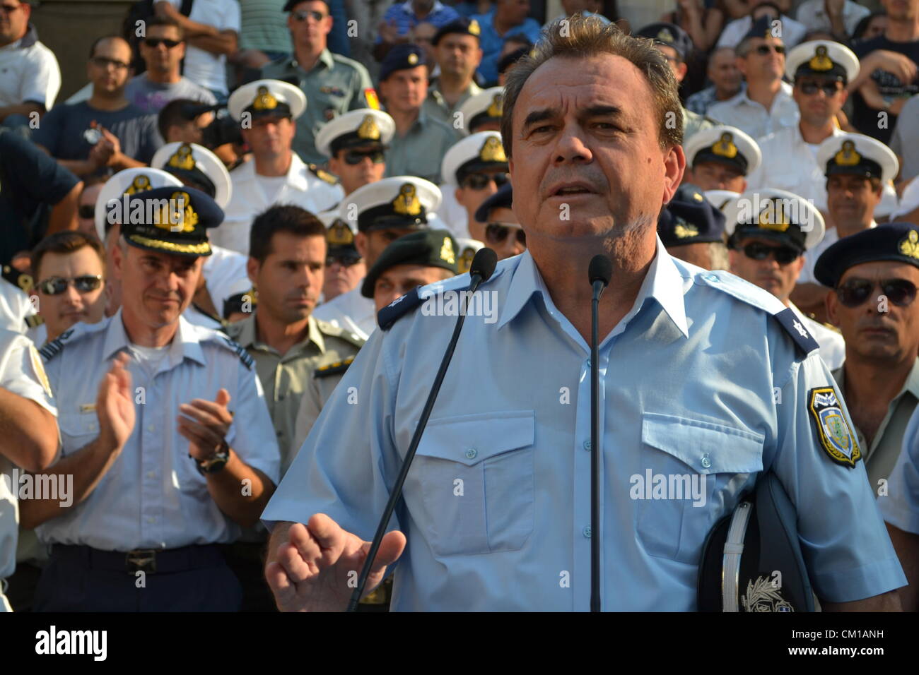 Athen, Griechenland, 12. September 2012. Polizei-Gewerkschaftsführer Mr Fotopoulos befasst sich Demonstranten während einer Demonstration in Athen gegen kommende Lohnkürzungen. Sie verwendet einen privilegierten öffentlichen Sektor Lohnskala zu genießen. Stockfoto