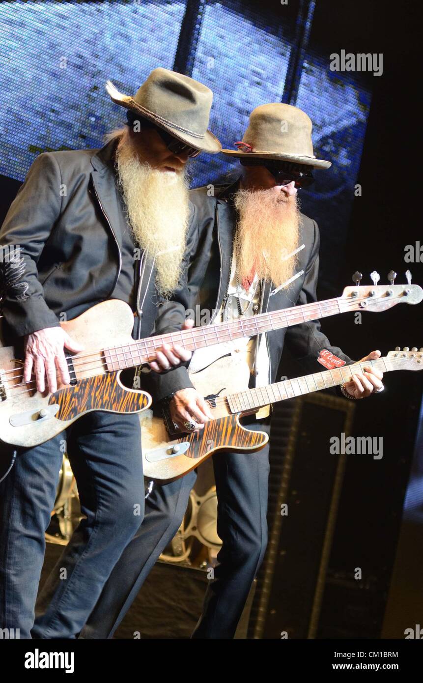 New York, USA. 12. September 2012. Dusty Hill, Billy Gibbons für ZZ Top Konzert in The Beacon, Beacon Theatre, New York, NY 12. September 2012 auf der Bühne. Foto von: Derek Sturm/Everett Collection/Alamy Live-Nachrichten Stockfoto