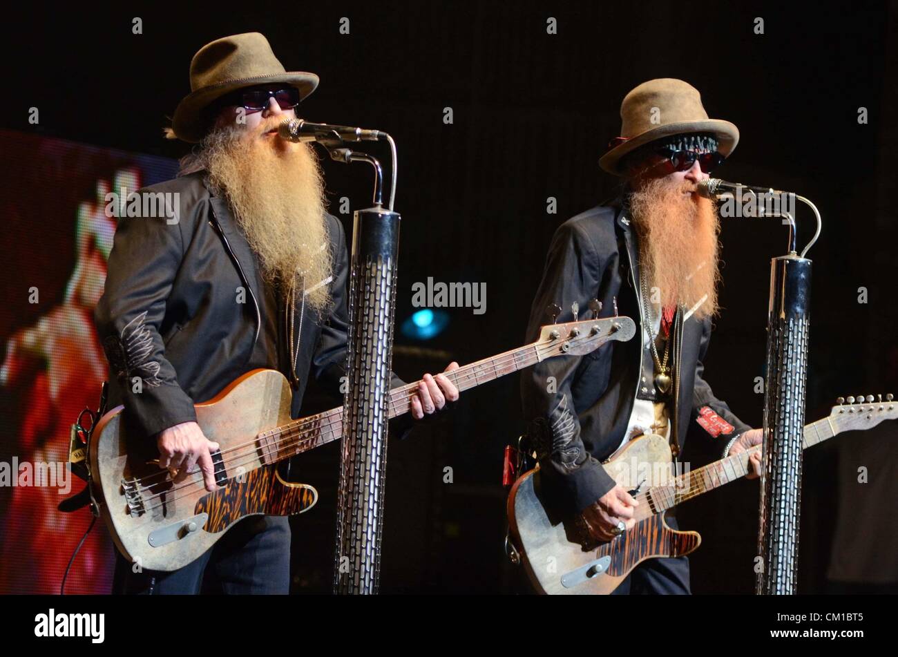 New York, USA. 12. September 2012. Dusty Hill, Billy Gibbons für ZZ Top Konzert in The Beacon, Beacon Theatre, New York, NY 12. September 2012 auf der Bühne. Foto von: Derek Sturm/Everett Collection/Alamy Live-Nachrichten Stockfoto