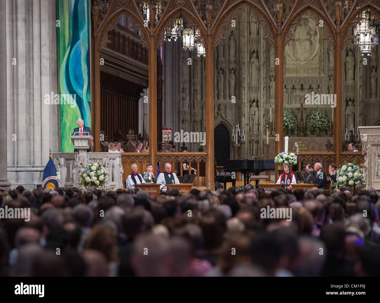 Apollo 17-Mission Kommandant Gene Cernan, der letzte Mensch auf dem Mond spricht während einer Trauerfeier feiert das Leben von Neil Armstrong 13. September 2012 an der National Cathedral in Washington, DC. Armstrong, der erste Mann, Spaziergang auf dem Mond während der Mission Apollo 11 1969 starb August 25. Er war 82. Stockfoto
