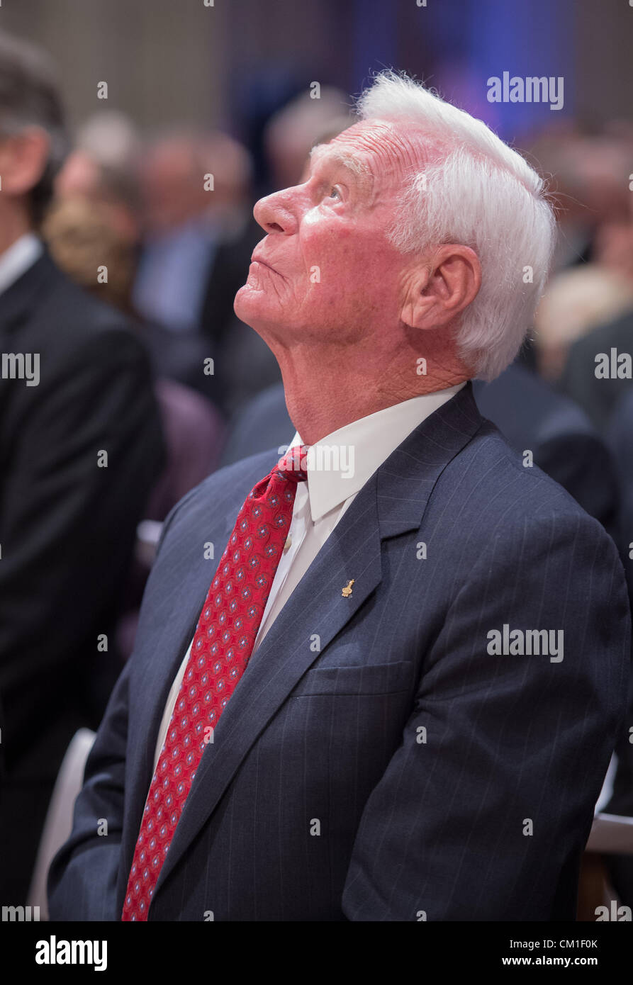 Apollo 17-Mission Kommandant Gene Cernan, der letzte Mensch auf dem Mond spazieren gehen schaut zum Himmel während einer Trauerfeier feiert das Leben von Neil Armstrong 13. September 2012 an der National Cathedral in Washington, DC. Armstrong, der erste Mann, Spaziergang auf dem Mond während der Mission Apollo 11 1969 starb August 25. Er war 82. Stockfoto