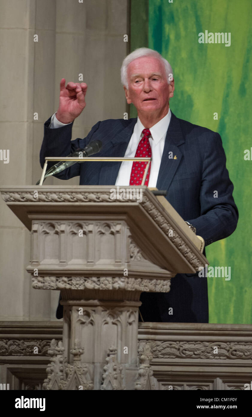 Apollo 17 Astronaut Gene Cernan, der letzte Mensch auf dem Mond spricht während einer Trauerfeier feiert das Leben von Neil Armstrong 13. September 2012 an der National Cathedral in Washington, DC. Armstrong, der erste Mann, Spaziergang auf dem Mond während der Mission Apollo 11 1969 starb August 25. Er war 82. Stockfoto