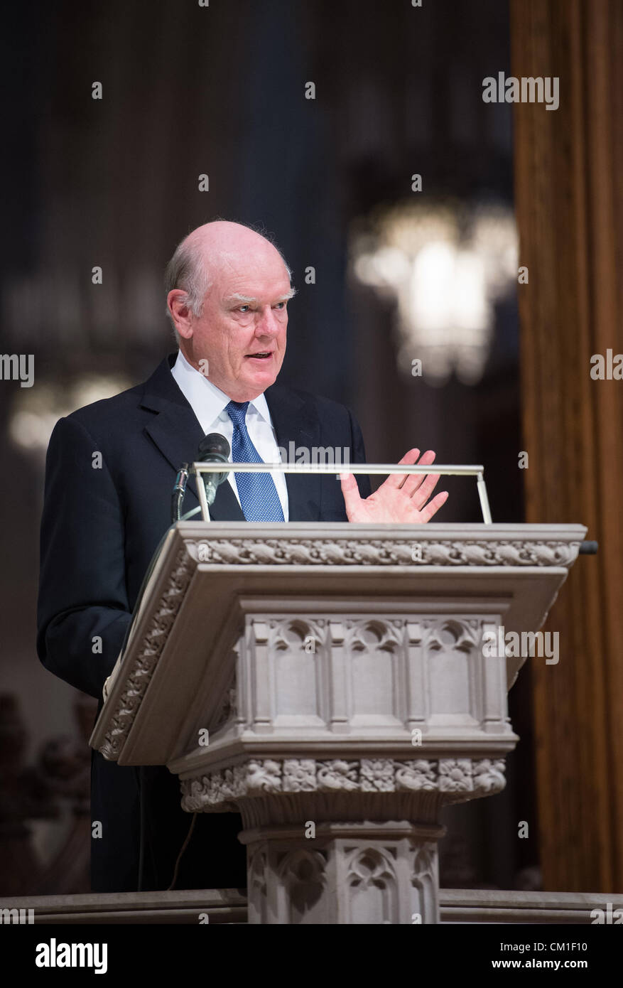 Der ehemalige US-Finanzminister John Snow spricht während einer Trauerfeier feiert das Leben von Neil Armstrong 13. September 2012 an der National Cathedral in Washington, DC. Armstrong, der erste Mann, Spaziergang auf dem Mond während der Mission Apollo 11 1969 starb August 25. Er war 82. Stockfoto