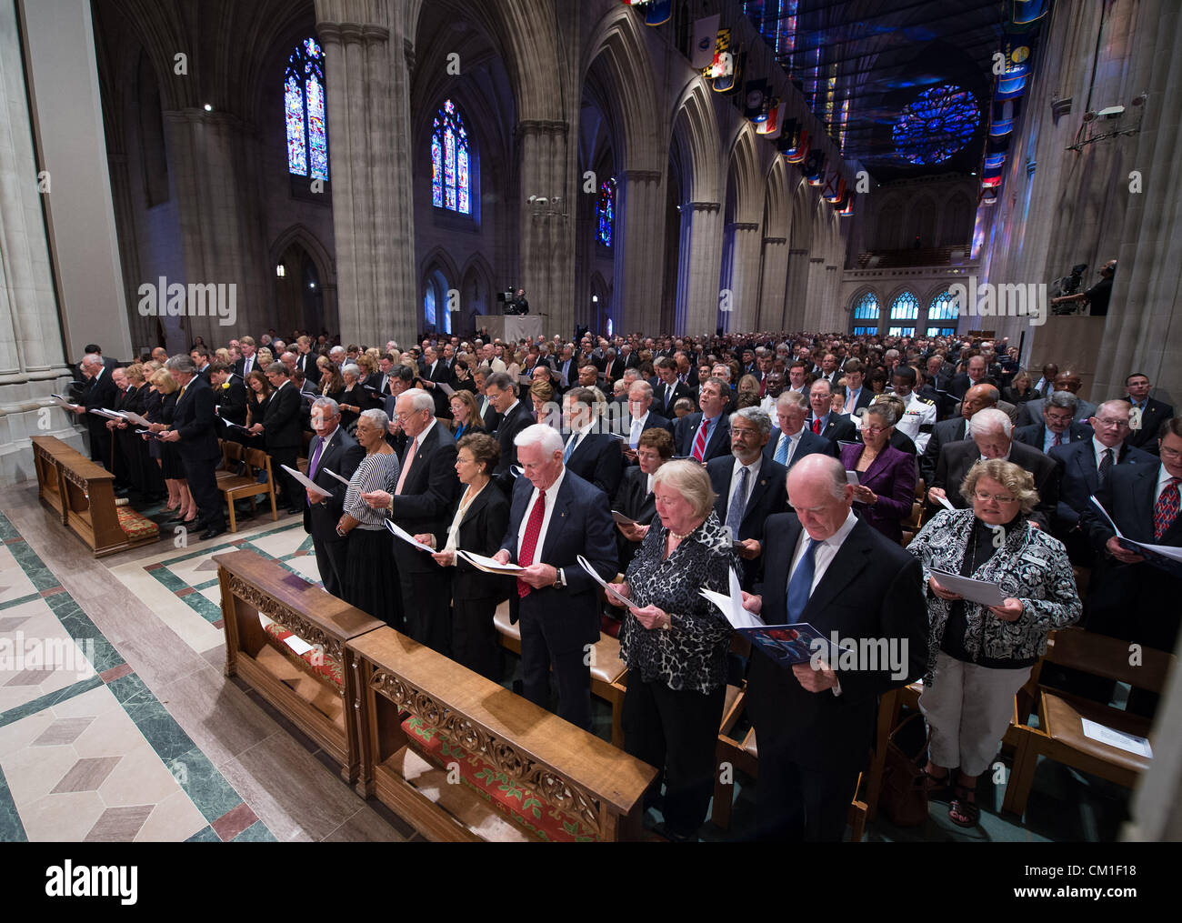Teilnehmer an der Trauerfeier für Astronaut Neil Armstrong singen ein Gesangbuch während einer Trauerfeier feiert sein Leben 13. September 2012 an der National Cathedral in Washington, DC. Armstrong, der erste Mann, Spaziergang auf dem Mond während der Mission Apollo 11 1969 starb August 25. Er war 82. Stockfoto