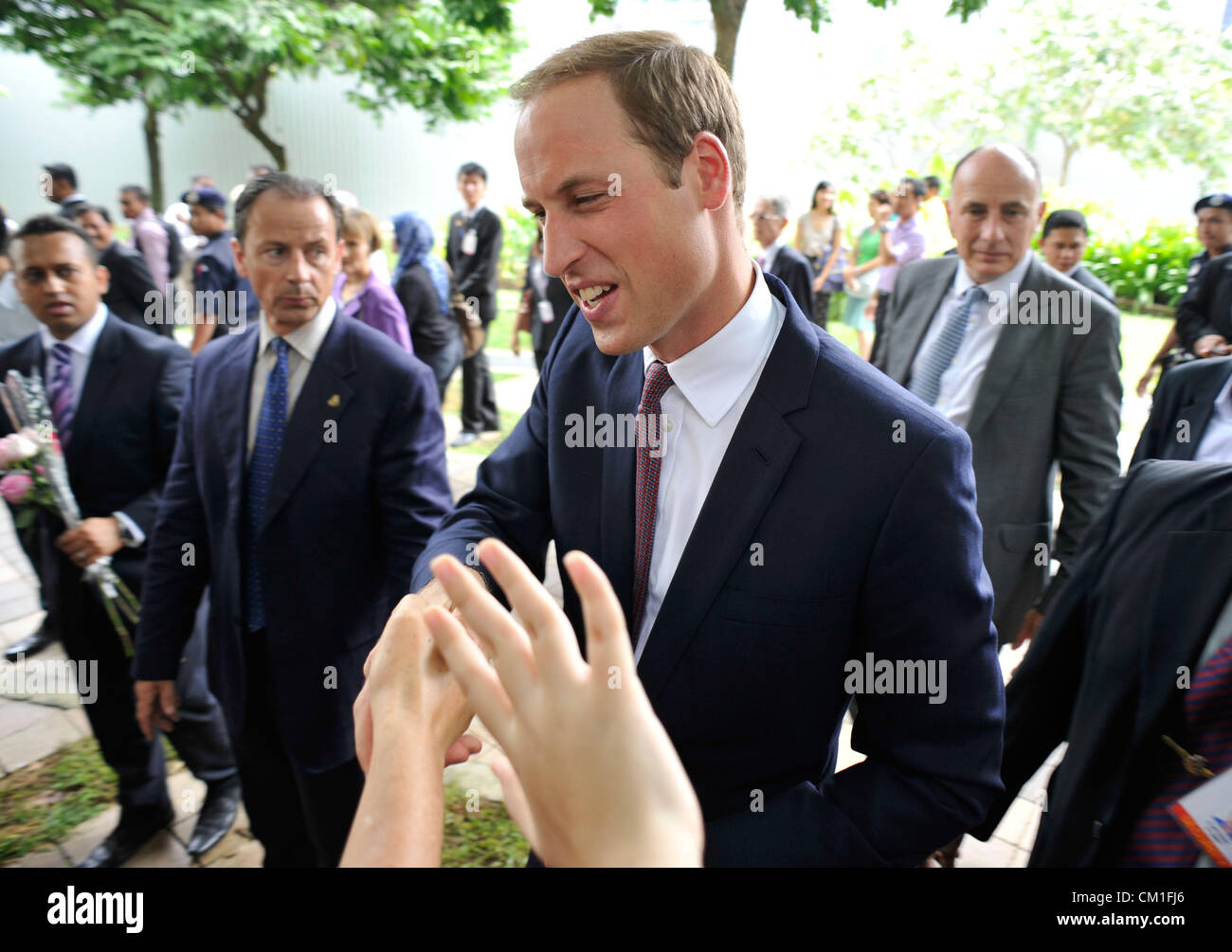 14. September 2012 - Kuala Lumpur, Malaysia - Großbritanniens PRINCE WILLIAM (C), schüttelt Hände mit Massen wie er und seine Frau CATHERINE (nicht abgebildet) lassen den KLCC Park nach der kulturellen Messeveranstaltung in Kuala Lumpur. Großbritanniens Prinz William und seine Frau Catherine besuchen malaysischen Hauptstadt Kuala Lumpur als Teil einer neuntägigen südostasiatischen und pazifischen Raum Tour Kennzeichnung diamantene Thronjubiläum von Königin Elizabeth II. Stockfoto