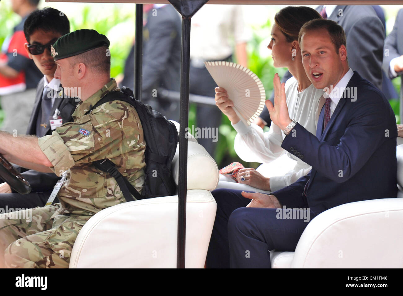 14. September 2012 - Kuala Lumpur, Malaysia - Großbritanniens PRINCE WILLIAM (R), Wellen als er und seine Frau CATHERINE, die Herzogin von Cambridge, verlassen den KLCC Park nach der kulturellen Messeveranstaltung in Kuala Lumpur. Großbritanniens Prinz William und seine Frau Catherine besuchen malaysischen Hauptstadt Kuala Lumpur als Teil einer neuntägigen südostasiatischen und pazifischen Raum Tour Kennzeichnung diamantene Thronjubiläum von Königin Elizabeth II. Stockfoto