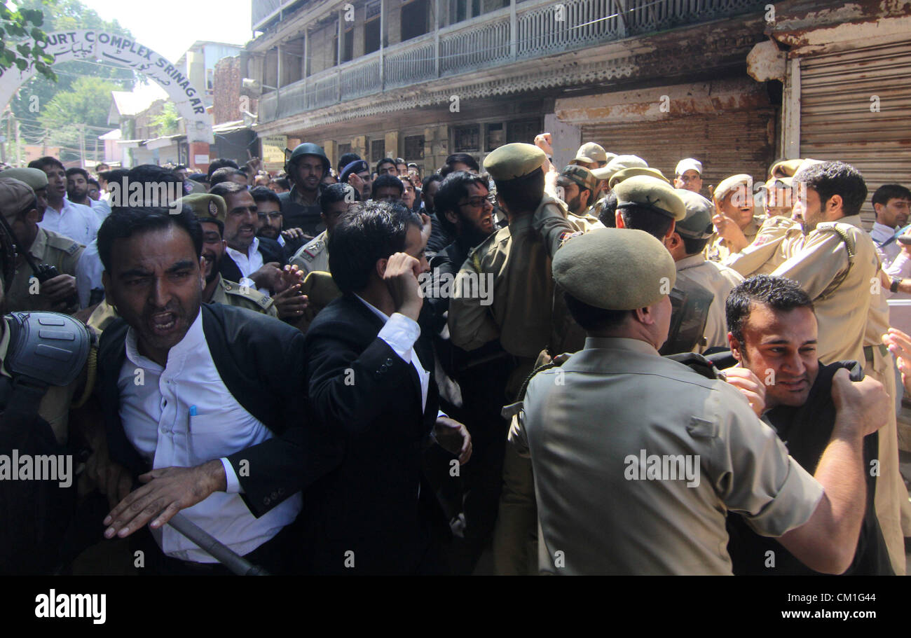 14. September 2012 - Kashmiri Moslems während einer Anti-US-Protest in Srinagar, der Sommerhauptstadt des indischen Teil Kaschmirs. Die muslimische religiöse Gruppe registriert einen starken Protest gegen einen Film gemacht, in den Vereinigten Staaten genannt '' die Unschuld der Muslime", die im Islam Prophet Muhammad verspottet. Stockfoto