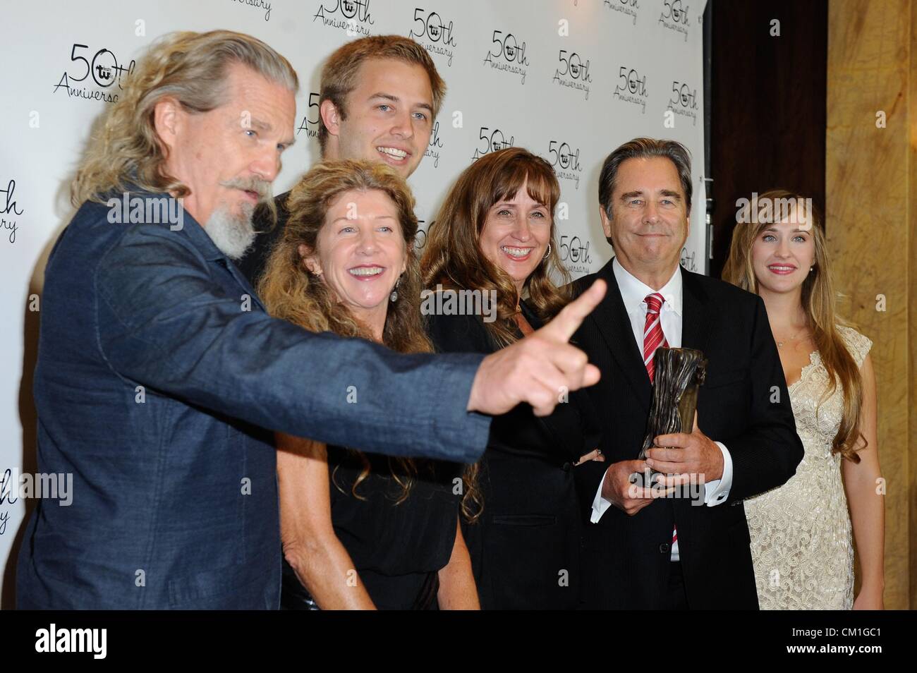 Jeff Bridges, Lucinda Bridges, Dylan Bridges, Wendy Treece Bridges, Beau Bridges, Emily Bridges im Ankunftsbereich für Theater West 50. Jubiläums-Gala, die Taglyan Cultural Complex, Los Angeles, CA 13. September 2012. Foto von: Sara Cozolino/Everett Collection Stockfoto