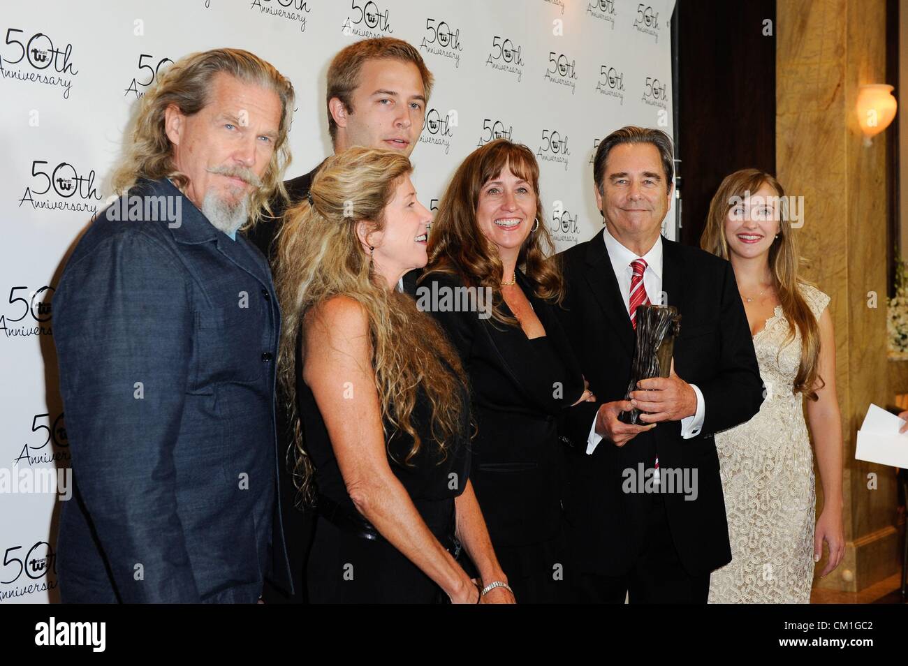 Jeff Bridges, Lucinda Bridges, Dylan Bridges, Wendy Treece Bridges, Beau Bridges, Emily Bridges im Ankunftsbereich für Theater West 50. Jubiläums-Gala, die Taglyan Cultural Complex, Los Angeles, CA 13. September 2012. Foto von: Sara Cozolino/Everett Collection Stockfoto