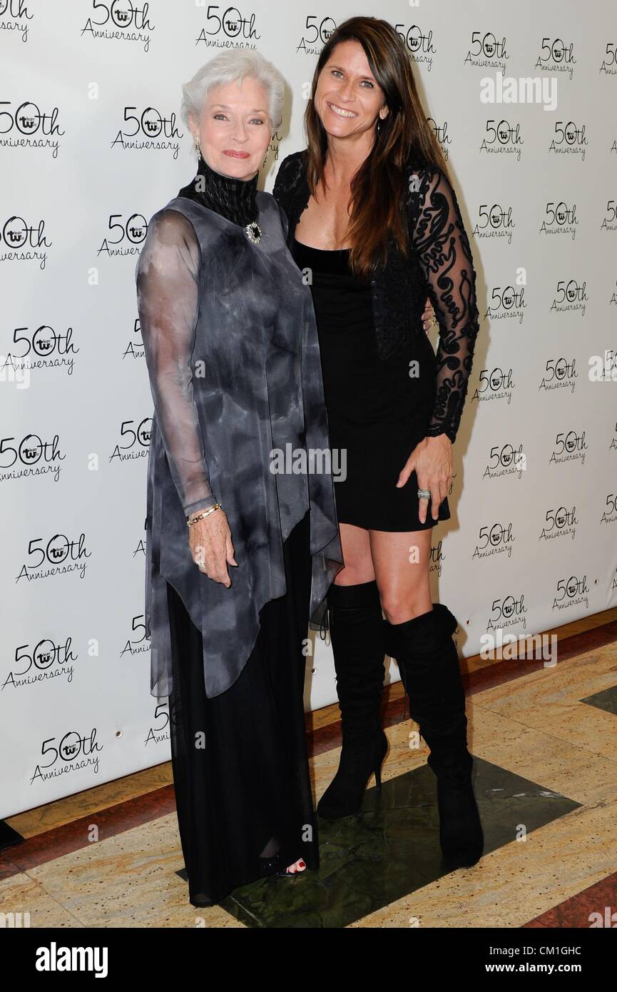 Lee Meriwether, Tochter Lesley Aletter im Ankunftsbereich für Theater West 50. Jubiläums-Gala, die Taglyan Cultural Complex, Los Angeles, CA 13. September 2012. Foto von: Sara Cozolino/Everett Collection Stockfoto