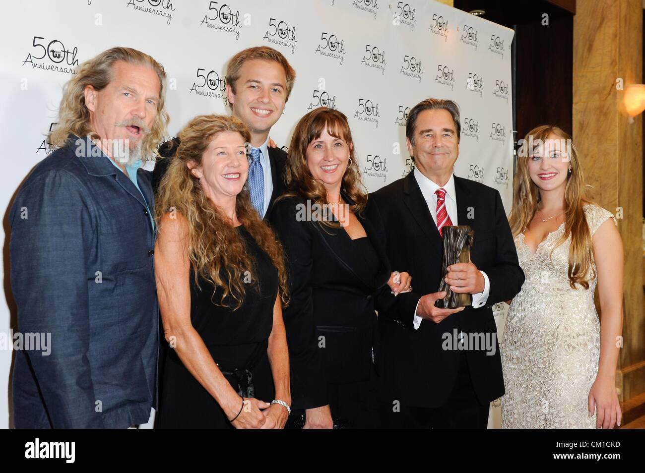 Jeff Bridges, Lucinda Bridges, Dylan Bridges, Wendy Treece Bridges, Beau Bridges, Emily Bridges im Ankunftsbereich für Theater West 50. Jubiläums-Gala, die Taglyan Cultural Complex, Los Angeles, CA 13. September 2012. Foto von: Sara Cozolino/Everett Collection Stockfoto