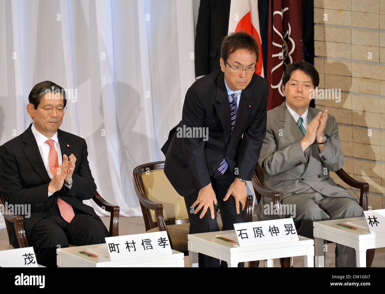 14. September 2012, Tokyo, Japan - Bögen Generalsekretär Nobuteru Ishihara der wichtigsten Oppositionspartei Liberal-Demokratischen Partei, während eine politische Debatte durch die Kandidaten bei den Präsidentschaftswahlen der LDP an seinem Hauptsitz in Tokio auf Samstag, 15. September 2012. Beifall auf der linken Seite ist ehemaliger Chief Kabinettssekretär Nobutaka Machimura und auf der rechten Seite Yoshimasa Hayashi, stellvertretender Vorsitzender der Partei Politik Research Council.  Hüte in den Ring werfen, denn die Parteiführung: Ishihara; Machimura; Hayashi; ehemaliger Verteidigungsminister Shigeru Ishiba und ehemalige Premierminister Shinzo Abe. Das par Stockfoto