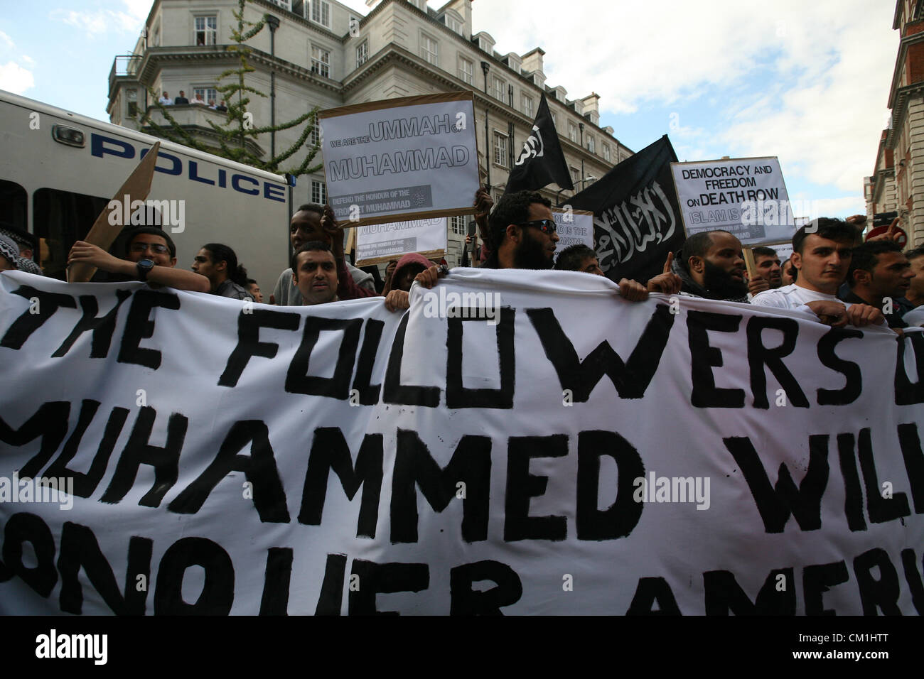 London, Vereinigtes Königreich, 14.09.2012, Muslime zeigen bei der amerikanischen Botschaft in London. Die sind gegen antimuslimischen Film "Die Unschuld der Muslime" die Mohammed Mario Mitsis beleidigen / Alamy Live News Stockfoto