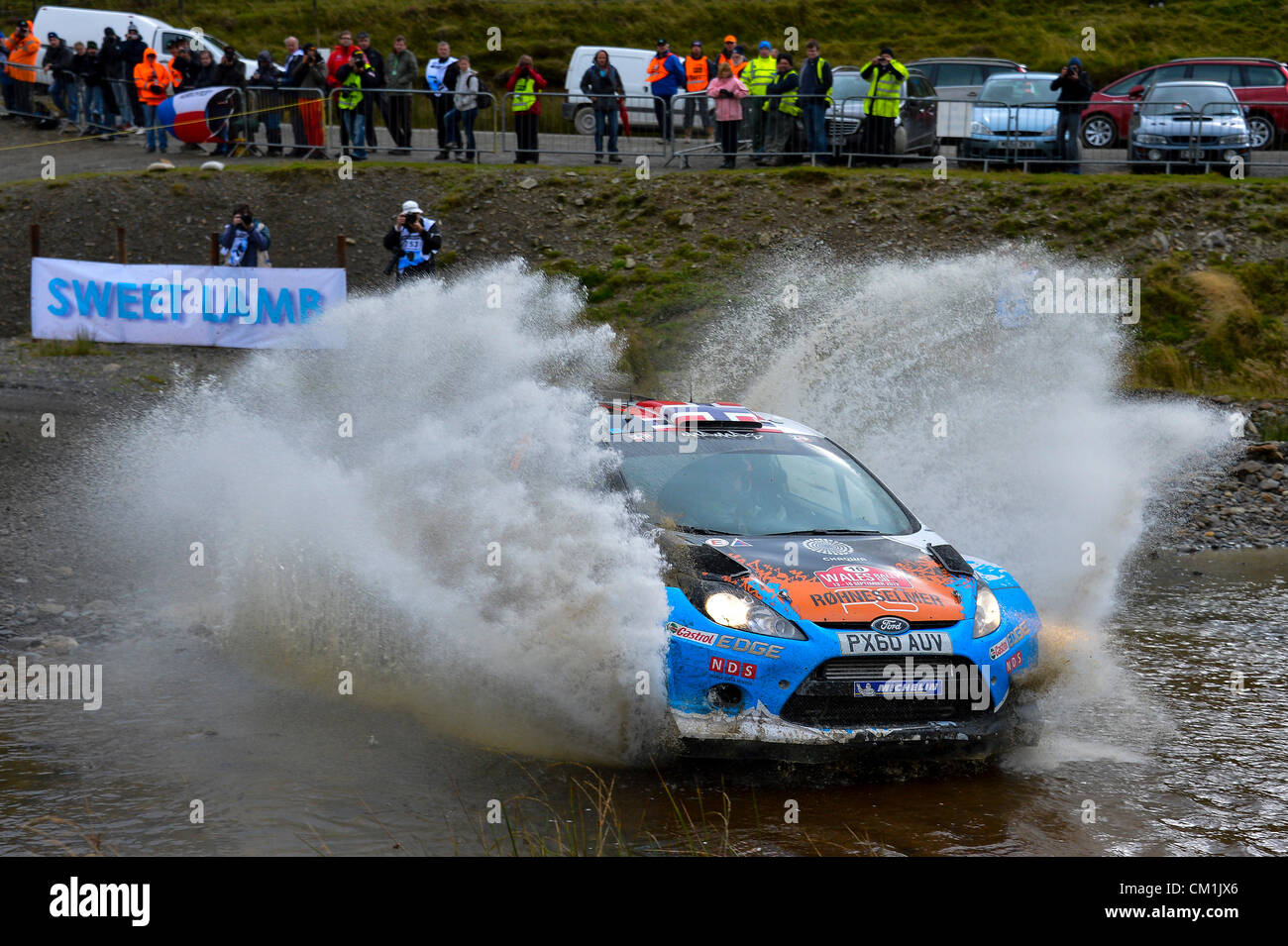 14.09.2012 Powys, Wales. Mads Östberg (NOR) und Co-Pilot Jonas Andersson (SWE) in #10 Adapta World Rally Team Ford Fiesta RS WRC gegen Spritzwasser beim ersten Durchgang der süße Lamm-Bühne (SS2) bei Tag 1 der Wales-Rallye Großbritannien, 10. Runde der FIA Wort Rally Championship. Bildnachweis: Aktion Plus Sportbilder / Alamy Live News Stockfoto